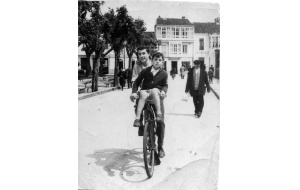 1958 - En bici por Desiderio Varela
